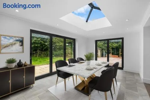 Luxurious Relaxing 6 Bed House for great comfort - Image 1