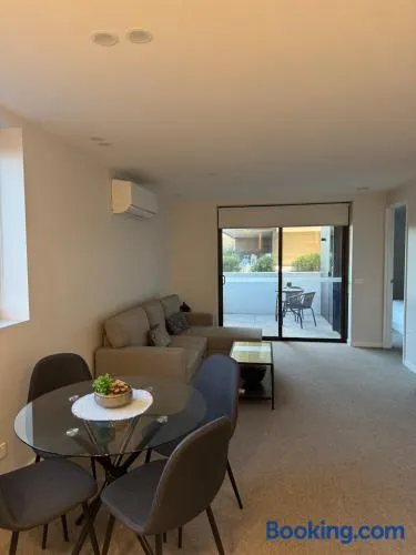 Two Bedroom Two Bathroom Kashmir Apartment in Canberra City - Image 1