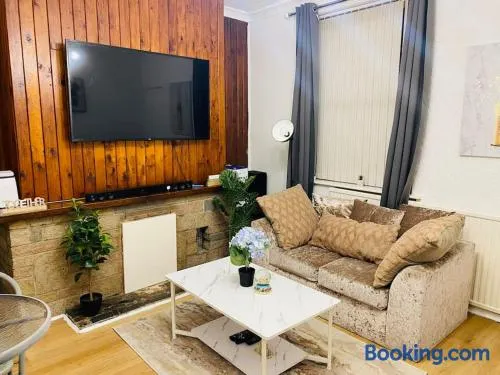Cozy 3BR Urban Oasis in the City Hub - Image 1
