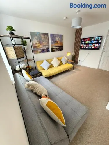 Lovely 2 Bed End Terrace - Private Parking - Garden - Image 1