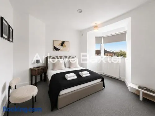 Stylish 3-Bedroom Garden Home, AC, Contractors and Families - Image 1