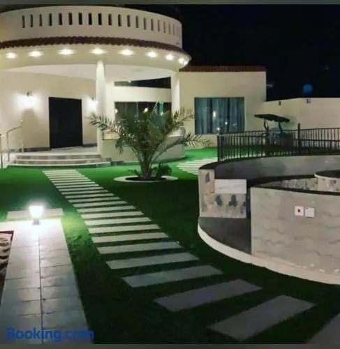 شاليه هاوس مون الفاخر ست غرف نوم ماستر مع ثلاث صالات واسعة - Image 1