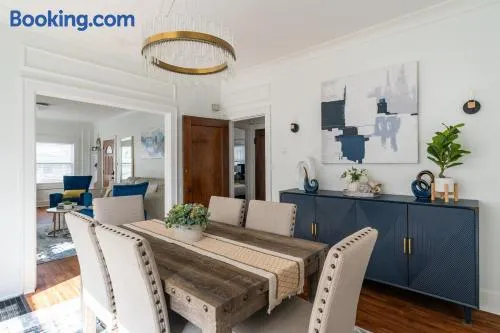 Luxury Short and Midterm Hyde Park Getaway - Image 1