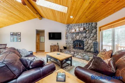 Dog-friendly home with central AC fireplace WiFi washer&dryer - Image 1