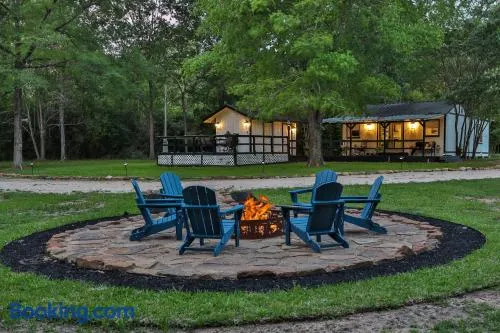 Charming Cottage on 7 acres with Pond - Image 1