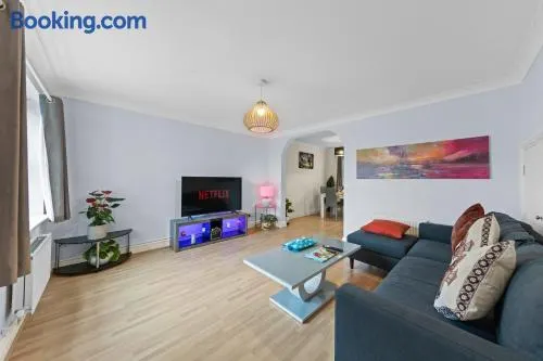 ComfortStay Homes - Modern 3BR Detached House with Ensuite, Stylish Lounge, Free Parking & WiFi Near Town - Image 1