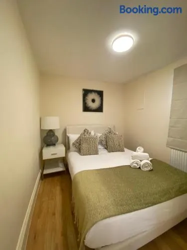 Riverside 2 Bedroom Apartment - Central Location - Image 1