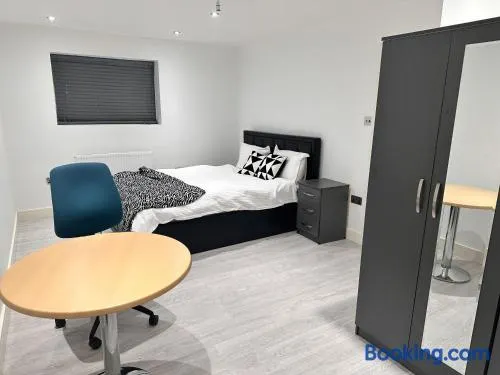 Large Double Bed En-suite Room 20 mins from Heathrow - Image 1