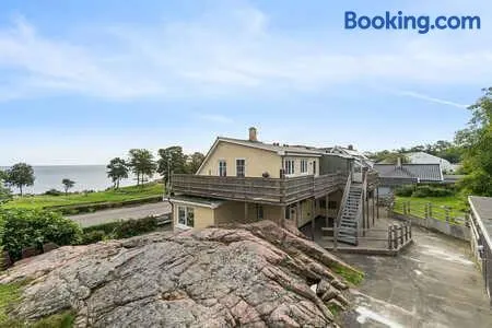 Beautifull 2-Room Apartment With Sea View - Image 1