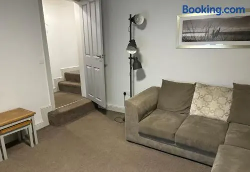 Unique, Large 2 bedroom Flat - Image 1