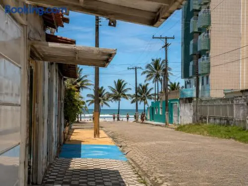 Casa Frente Mar com Piscina Privativa Ideal p Famílias e Grupos Churrasqueira Wi-Fi e Garagem Pé na Areia - Image 1