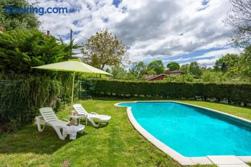 Agradable casa vacacional totalmente equipada con barbacoa, jardín y terraza | Vistas al jardín - Image 1