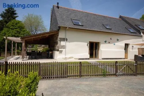 Bulat-Pestivien Retreat with 4 spacious Bedrooms - Image 1
