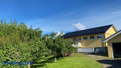 Sjarmerende hus i havgapet i Selje - Image 1