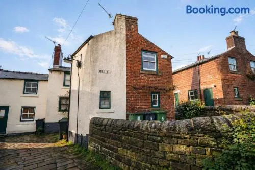 Cosy 2-Bed Cottage with Log-Burner and Garden - Image 1