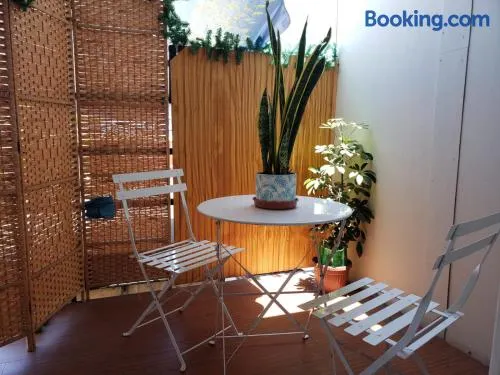Un lugar encantador con una pequeña terraza - Image 1
