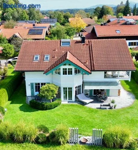 Appartement avec barbecue, terrasse et jardin | Vue jardin - Image 1