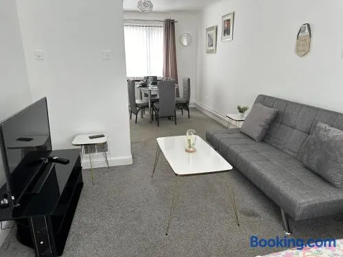 Lovely 3 bedroom house close to City Centre - Image 1