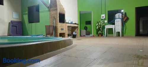Casa com piscina e churrasqueira para família - Image 1