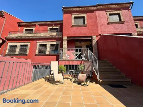 Casa grande de tres plantas con parking gratis - Image 1