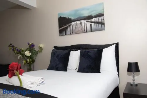 The Kyoto House - Four Spacious Cosy Bedrooms I Netflix & Large Rooms - Image 1