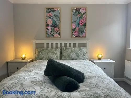 City Retreat 3 Bed House with King, Double and Single - Image 1