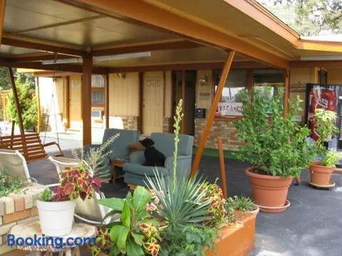 Walnut Forest Motel - Image 1