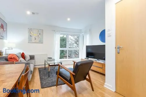 Modern 2 bed BroomPark/Central apt. with Parking - Image 1