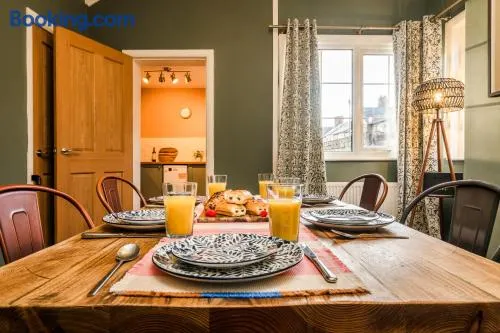 Stylish 3 Bed House, Free Parking, Near M53, Fast WiFi, Garden - Image 1