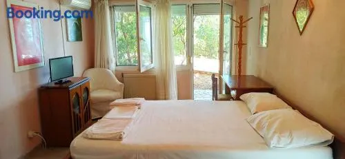 Spacious guesthouse with garden and seaview - Image 1