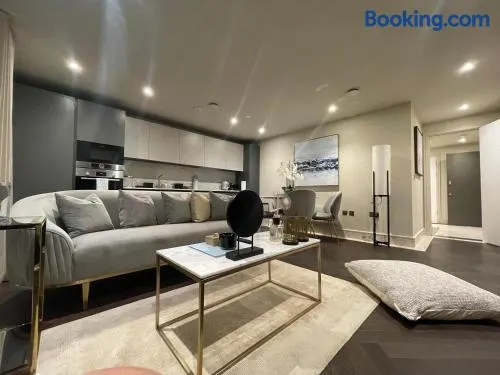 Sophisticated 1BR, 1 BA Chigwell Designer Flat CHCL F2 - Image 1