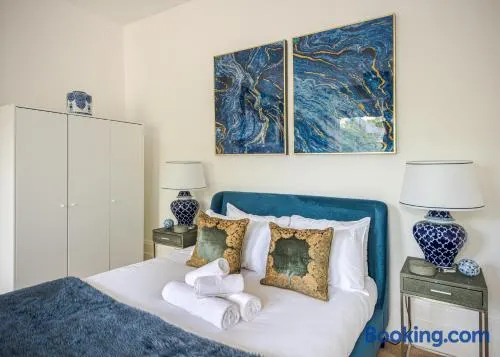 Elegant 2BR Ground-Floor Teddington Flat Modern Comfort - Image 1