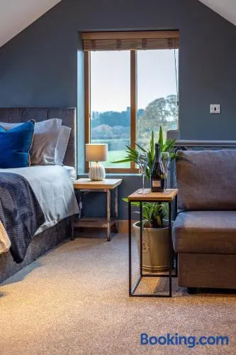 Stunning rural stay with idyllic views & great location - Image 1