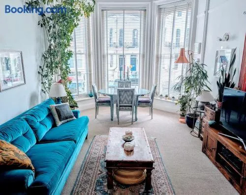 Bright and eclectic Hove apartment by the sea - Image 1