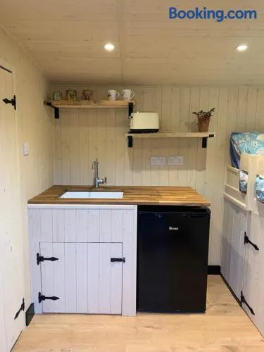 Heated shepherds hut overlooking open countryside - Image 1