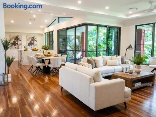 Dual-Level Rainforest Retreat 7BR & 6 Bath - Image 1
