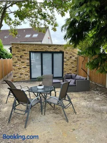 Modern Studio with parking in private garden - Image 1