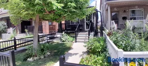 The Cozy Bungalow in North York Nest - Image 1