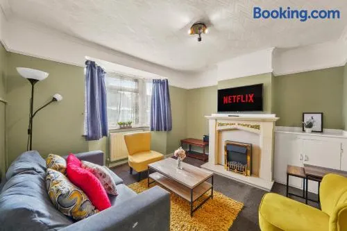 Large House with Parking and Garden - Sleeps 7 - Image 1