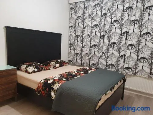Air Conditioned 3 Room Apartment Central Location - Image 1