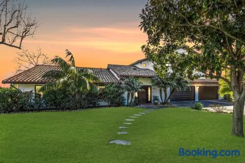 Luxury Home Atop the Hills - Image 1