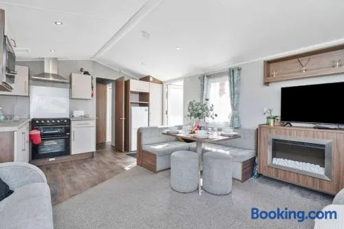 Lovely 3 bedroom holiday home in Seton Sand caravan park Wi-Fi Xbox - Image 1