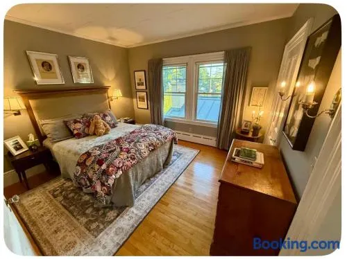 Great Northern Guest House King Suite 4 - Image 1