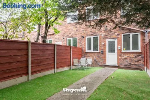 Air Host and Stay - Thomson House - Sleeps 4 2 mins walk from Stockport train station and town centre - Image 1