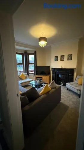 Spacious Home, Up to 10 Guests, Wi-Fi & Parking - Image 1