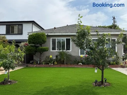 Adorable 2BR-2BA House with EV & Free Parking and Family Friendly in Los Angeles - Image 1