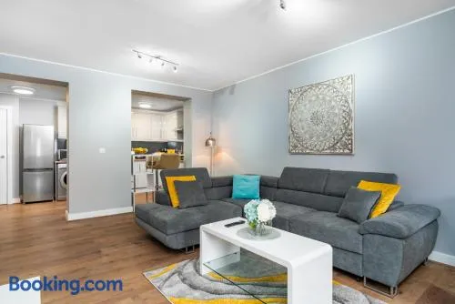 Large Apartment Near Stonehenge Amesbury Town Centre Smart TVs Netflix FREE PARKING - Image 1