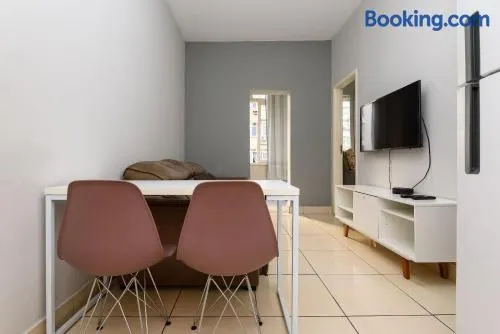 Quarto e sala perto da praia de Copacabana e metrô - Image 1