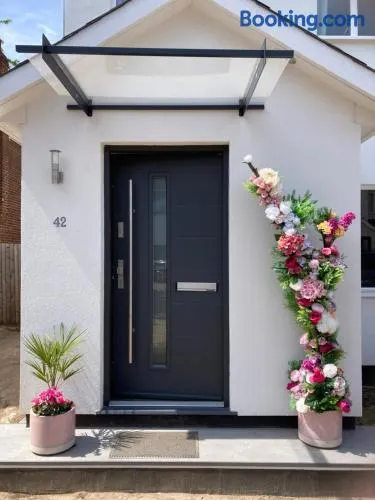 Cosy Modern Family Home Free Parking Garden - Image 1