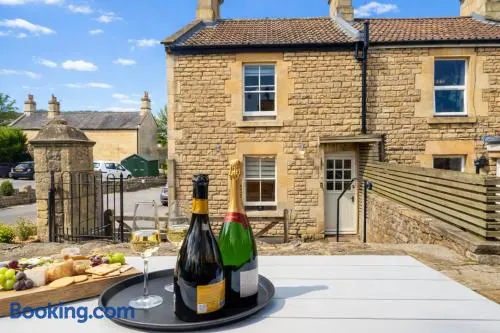 Heron Stays Bath- Charming Village Cottage, 3 Bedrooms, Parking, Garden, Just 3 Miles to Bath Centre, Sleeps 6 - Image 1